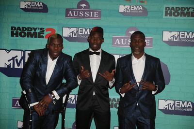 Paul Pogba (c) en una fota con sus hermanos Florentin Pogba (i) y Mathías Pogba (d), durante la entrega de los premios MTV Europe Music Awards (EMA) en el 2017.