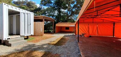 Se instalaron dos carpas con una dimensión de 60 metros cuadrados cada una, con piso de concreto y sanitarios.