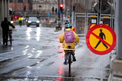La adolescente sueca y activista por el clima Greta Thunberg pedalea su bicicleta luego de participar de una protesta frente al parlamento sueco, en Estocolmo.
