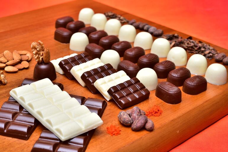 Chocolates barra y bombones de nueces, almendras y gianduia.