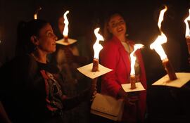 La atmósfera sombría del Santo Sepulcro de Jerusalén se iluminó súbitamente este sábado con las llamas doradas de miles de veladoras encendidas con el Fuego Sagrado, y el estruendo eufórico de la marea de fieles que presenció el “milagro” anual, estremeció al templo más importante de la cristiandad.