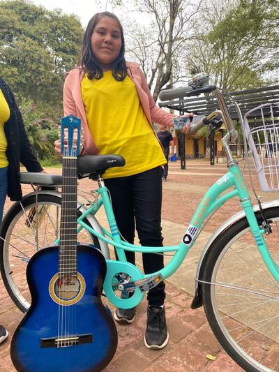 Una de las alumnas del Conservatorio de Músicas Ha Che Valle de San Juan Bautista, quien recibió la bicicleta.
