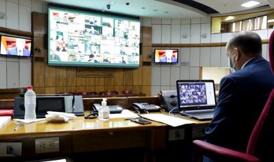 El presidente del Senado,  Óscar Salomón (ANR, abdista), dirige  desde la sede legislativa  la sesión virtual.