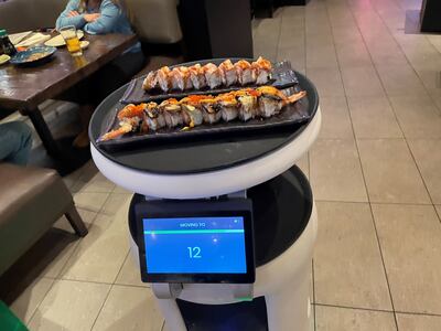 El robot Servi, el último modelo del fabricante californiano Bear Robotics, mientras circula con comida en el restaurante Boathouse Asian Eatery de Rohnert Park, en California (EE. UU).
