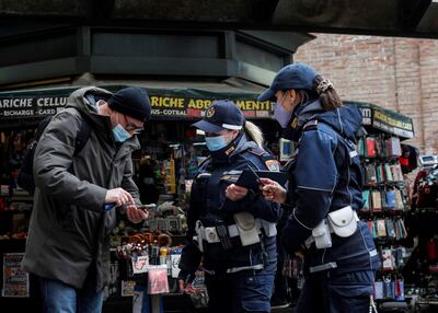 Carabineros de Roma, Italia, controlan el código QR para confirmar que la gente recibió la vacuna contra el Covid-19.