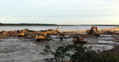 Mario Abdo observó ayer trabajos de refulado para la defensa costera de Pilar.