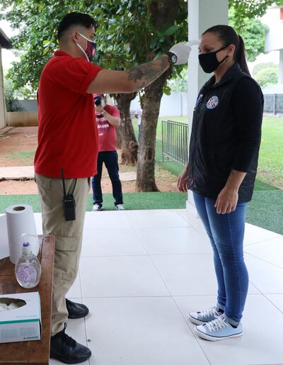 Toma de temperatura a una de las emisarias de la APF en la revisión de La Nueva Olla en el proceso del protocolo sanitario.