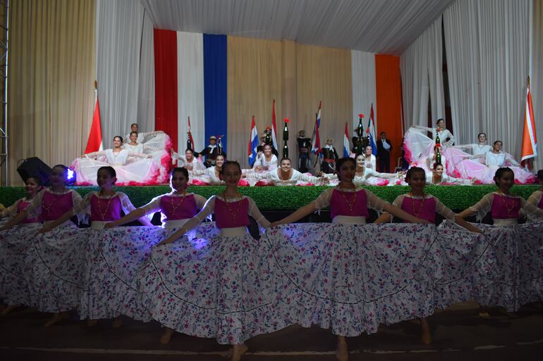 El grupo Choperú de Santa Rosa del AGuaray brilló en el escenario con al danza paraguaya