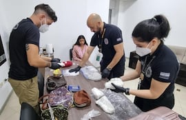 Momento de la verificación de los paquetes con la metanfetamina. (gentileza).