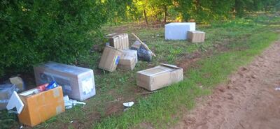 Algunas de las cajas vacías de encomiendas abandonadas en el lugar del robo.