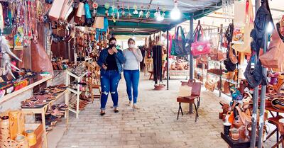 En la Peatonal Indio José de Atyrá se encuentra una feria permanente con artículos de cuero.