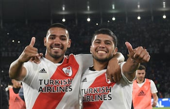 Héctor David Martínez y Robert Rojas, jugadores paraguayos de River Plate.