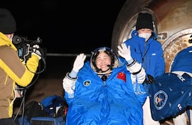 La astronauta china Liu Yang regresó a la Tierra tras cumplir con su misión en la construcción de la nueva estación espacial para el gigante sudamericano. (AFP)