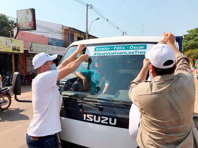 Ciudadanos de Concepción repartieron calcomanías en las que piden la liberación de los secuestrados Edelio, Félix y Óscar.