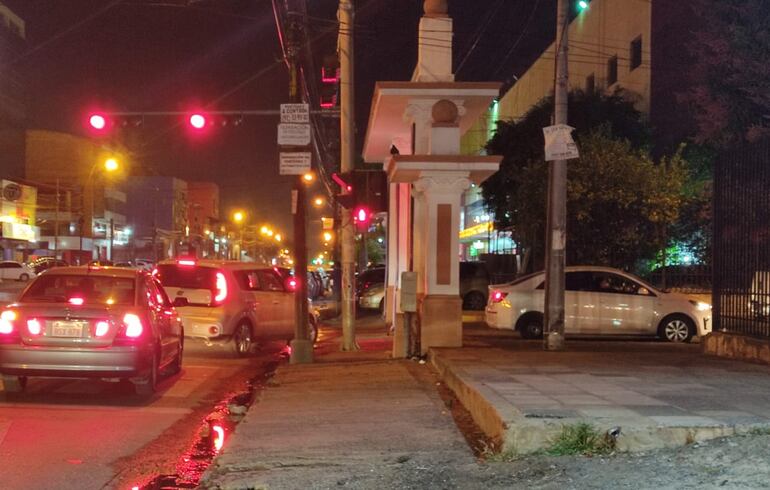 Fila de vehículos que quedó aguardando la reapertura del vacunatorio mañana.