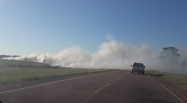 El incendio generó dificultad al tránsito vehicular