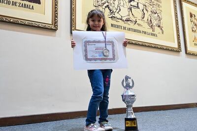 Victoria Luján Villalba fue merecidamente distinguida en el Congreso Nacional.