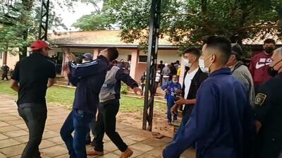 Colorados y liberales se trenzaron en una violenta batalla campal en un local de votación de San Joaquín.