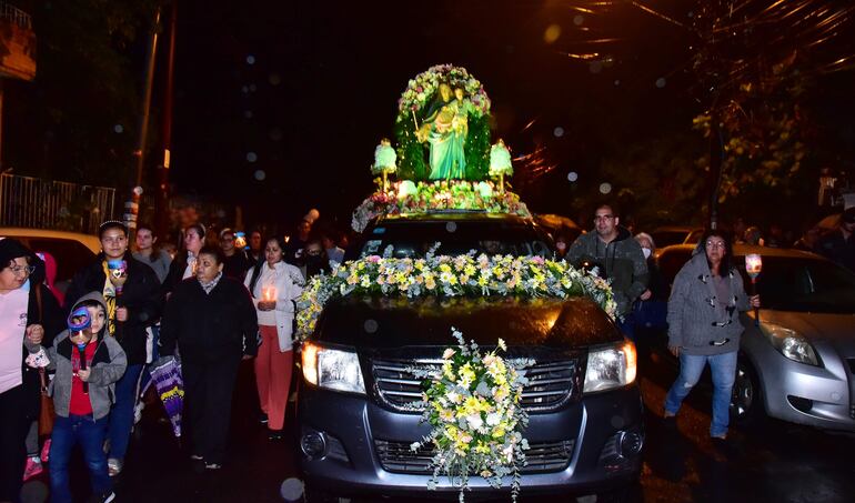 La celebración a María Auxiliadora culminó con una procesión.