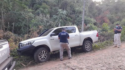La camioneta estaba encostada en una zona boscosa.
