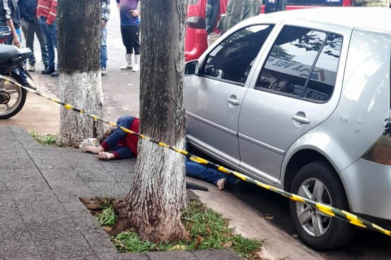 El periodista Humberto Coronel yace tendido en la vereda luego de ser asesinado por un sicario en Pedro Juan Caballero.