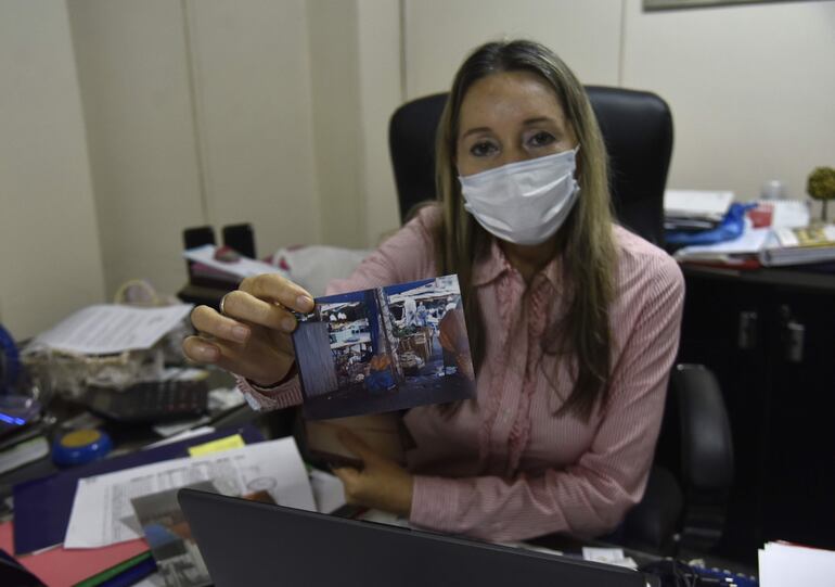 Lourdes Gamarra mostró fotografías de cómo las casillas fueron instalándose con el tiempo, ante la inacción municipal. 