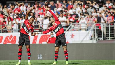 Festejo de Bruno Henrique y Gabigol, dos que marcaron goles para el Flamengo