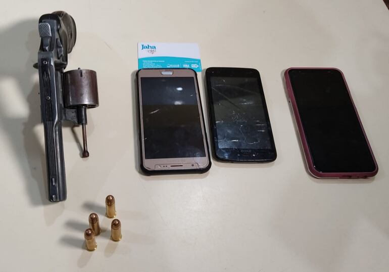 Evidencias recuperadas del poder de los presuntos motoasaltantes.