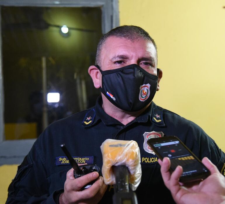 Subcomisario José Falcón, subjefe comisaría 20a Central.