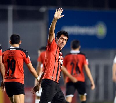 Cristian Miguel Riveros (39 años) celebra tras anotar anoche el primero de los tres goles de Libertad en el triunfo sobre Nacional, justo su anterior equipo antes de volver al Gumarelo. Santa Cruz y Cardozo también anotaron.