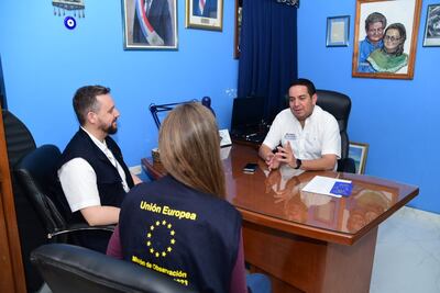 Observadores de la Unión Europea visitaron al candidato de gobernador de Central.