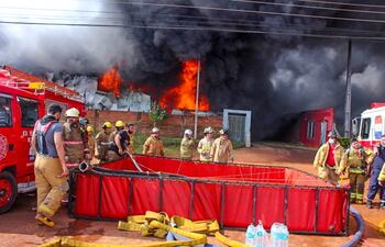 Unos 150 bomberos de diferentes ciudades de Alto Paraná se unieron para combatir el fuego en la fábrica.