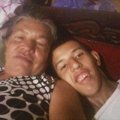 Jovany junto con su abuela Fidelina, con quien vivía desde que era pequeño.