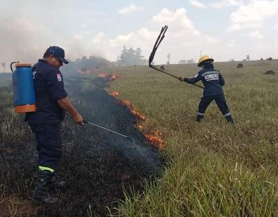 En la temporada de ola de incendios los bomberos deben redoblar sus recursos para dar abasto.