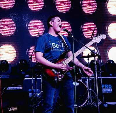 Matías Zena, cantando en un concierto denominado Oviedo Rock 6 en el año 2018