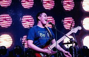 Matías Zena, cantando en un concierto denominado Oviedo Rock 6 en el año 2018