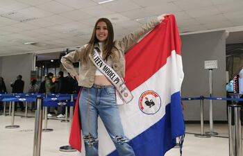 La Miss Teen Model Paraguay 2022 Milagros Martínez orgullosa con nuestra tricolor en manos.