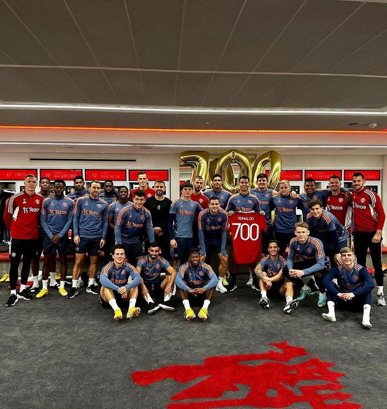 Cristiano Ronaldo posa con su casaca con el número 700 junto a sus compañeros del Manchester United. (Instagram/Cristiano Ronaldo)