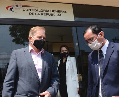 El ministro Dany Durand y su director de Auditoría, Julio Rolón, salen de Contraloría tras entregar documentos en respuesta  a la auditoría que hizo el ente.