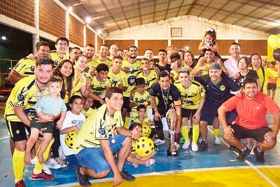 Jugadores, cuerpo técnico y la fanaticada del Borussia, el campeón del torneo fernandino.