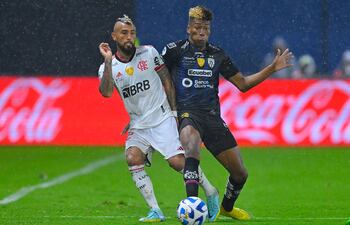 Arturo Vidal, mediocampista de Flamengo, disputa el balón con Kevin Rodríguez, delantero de Independiente del Valle, durante el parido de ida jugado la semana pasada en Ecuador.