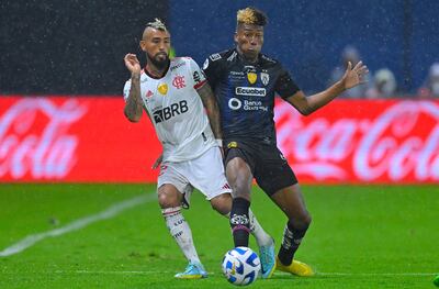 Arturo Vidal, mediocampista de Flamengo, disputa el balón con Kevin Rodríguez, delantero de Independiente del Valle, durante el parido de ida jugado la semana pasada en Ecuador.