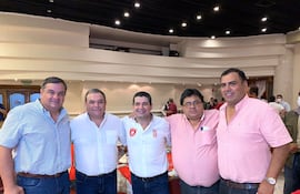 Pedro Díaz Verón (1° de la der). comparte con Hugo Velázquez, el pasado lunes 17 de enero, en la presentación del movimiento presidencial colorado oficialista. Fue en el hotel Excelsior.