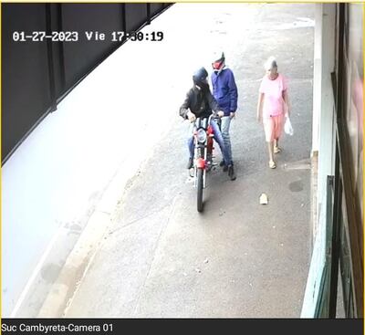 Asaltantes frente a Producar de Cambyreta.