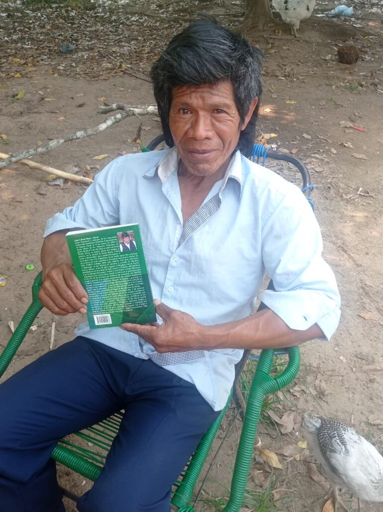 El líder religioso de la comunidad indígena Guaviramí, del distrito de Santísima Trinidad, con su obra recientemente editada. El autor lamentó la pérdida de plantas medicinales por la desaparición paulatina de los bosques nativos.