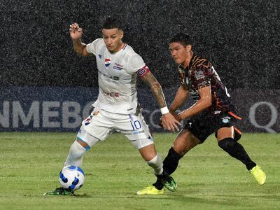 Danilo Santacruz y Rosalino Toledo (d), de Nacional y Guaireña respectivamente, pelean por el balón en la ida de la Fase Preliminar de la Copa Sudamericana.