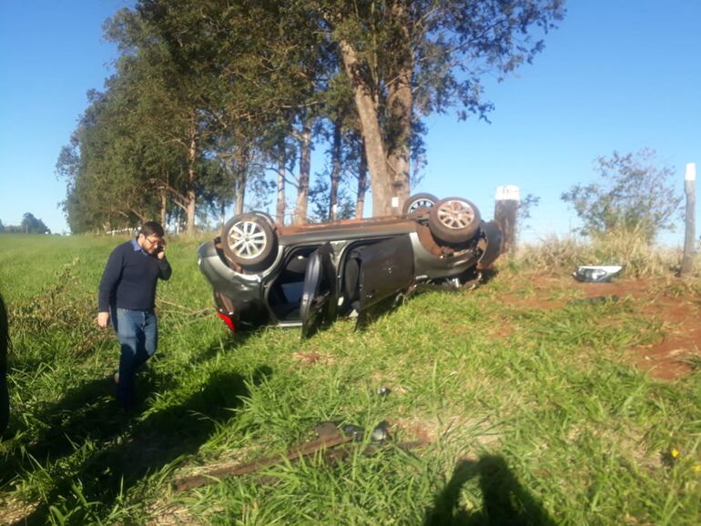 El vehículo quedó con importante daño.