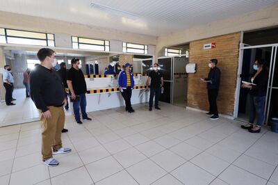 A falta de dirigentes, el doctor Rolando González (primero en la fila) fue el anfitrión en Luque de los enviados especiales de la APF en otra jornada de revisión de los estadios. El de Luqueño impresionó.