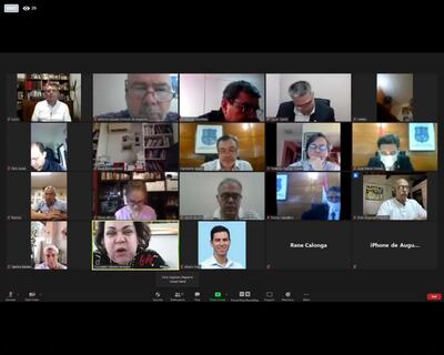 La concejal (cuadro amarillo) realiza una oración en la transmisión en vivo pidiendo a Dios que toque los corazones de quienes han tocado el documento (falsificado).