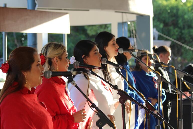 "Las Paraguayas" animaron en el coro de la Basílica de Caacupé.